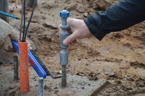 Cómo instalar los seguros pernos Break Away en poste ya montado
