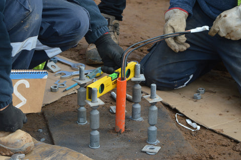 Instalar pernos Break Away en una nueva fundación