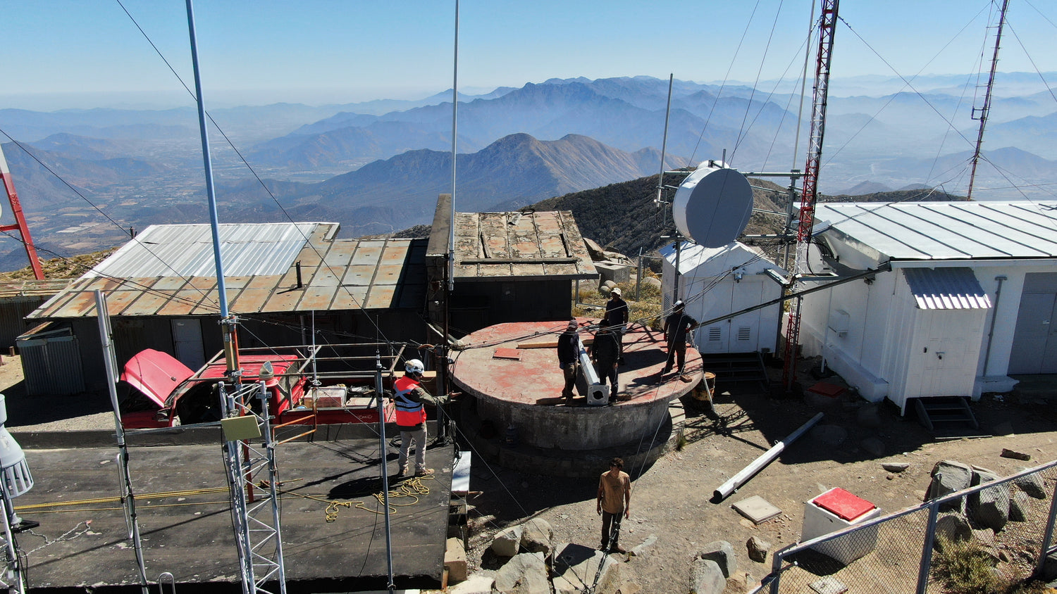 Postes de Telecomunicaciones en Cerro el Roble a 2.204 metros de altura