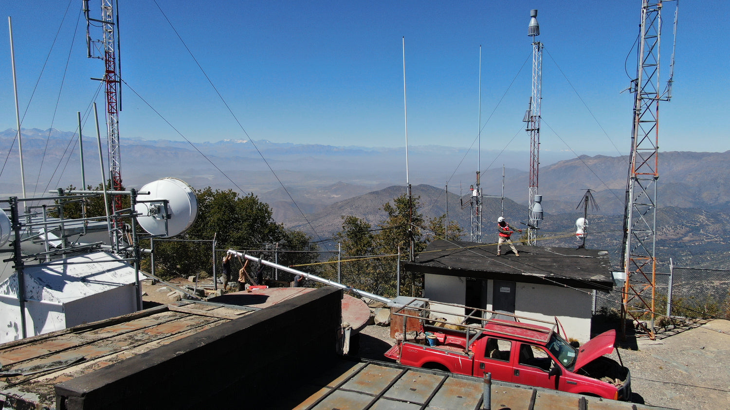 Postes de Telecomunicaciones en Cerro el Roble a 2.204 metros de altura