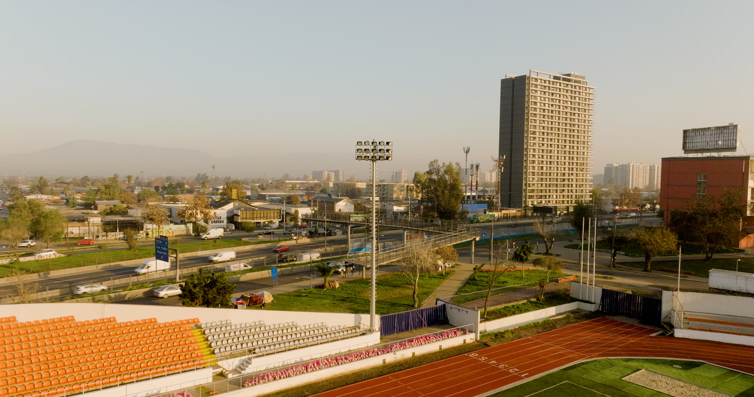 Torres PTJ para Iluminación Deportiva en el Estadio USACH