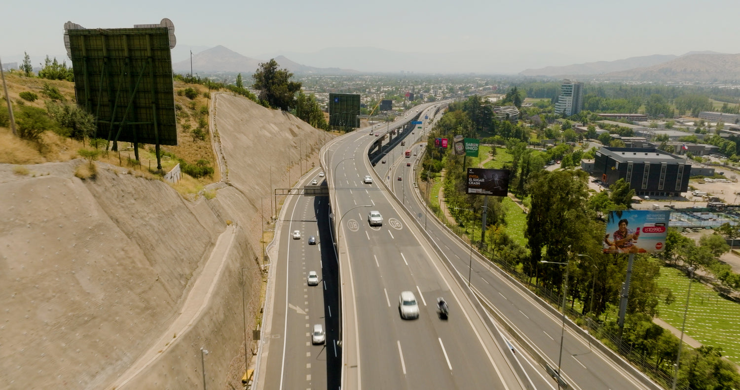 Postes PTJ en Autopista Americo Vespucio Oriente (AVO tramo 1)