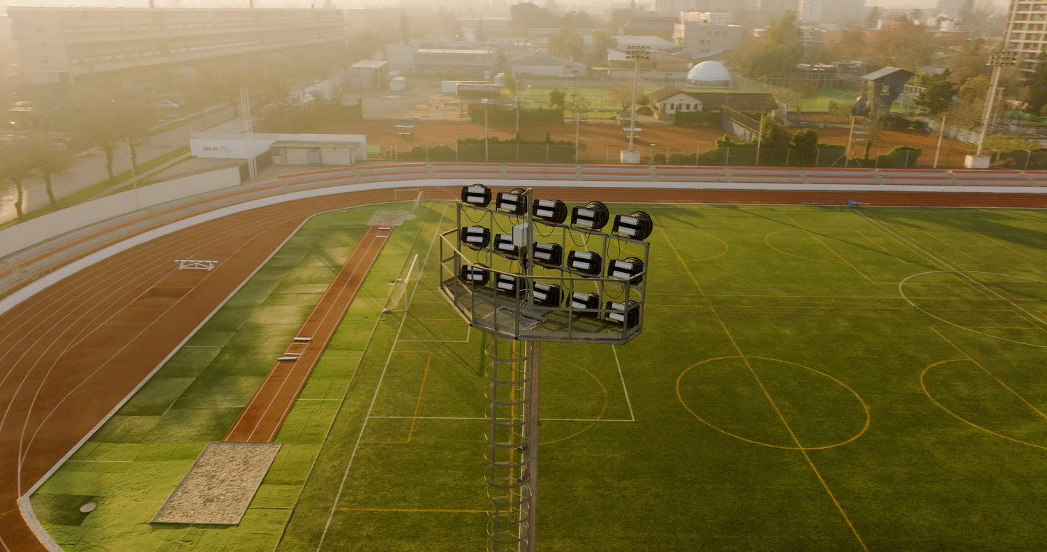 Torres PTJ para Iluminación Deportiva en el Estadio USACH