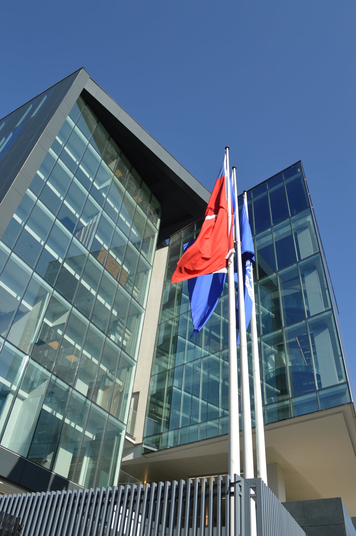 U. de Chile, Escuela de Gobierno y Gestión Pública con Astas de Bandera PTJ