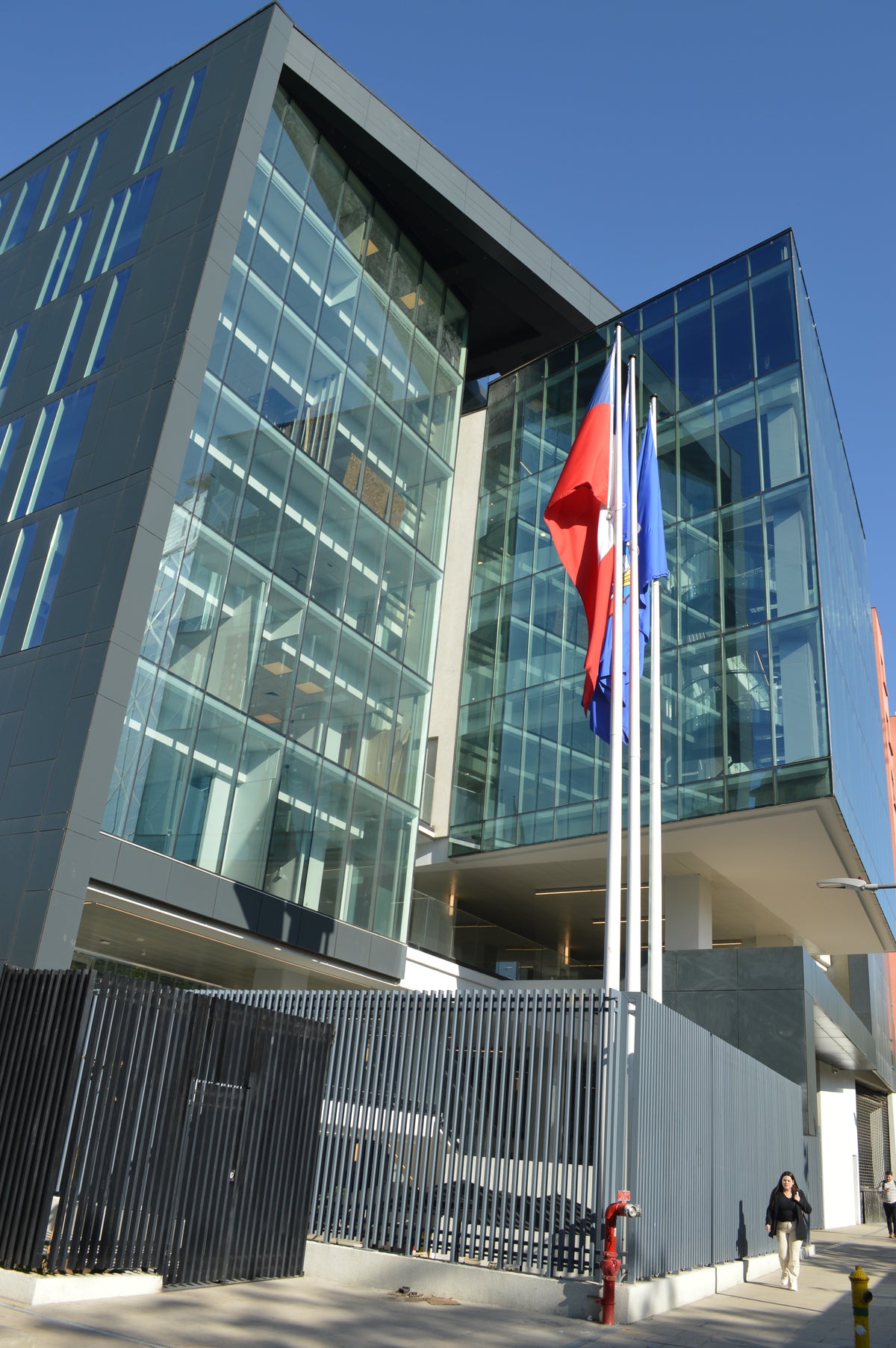 U. de Chile, Escuela de Gobierno y Gestión Pública con Astas de Bandera PTJ